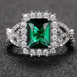 Anillo Omnia Emerald Glow – Circón Verde Corte Esmeralda y Diseño Geométrico Sofisticado