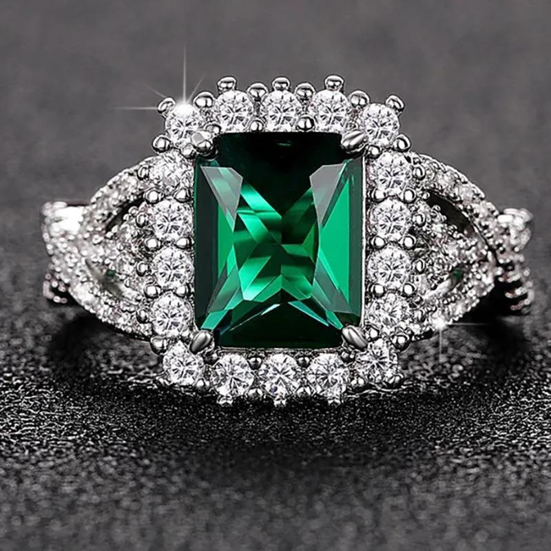 Anillo Omnia Emerald Glow – Circón Verde Corte Esmeralda y Diseño Geométrico Sofisticado